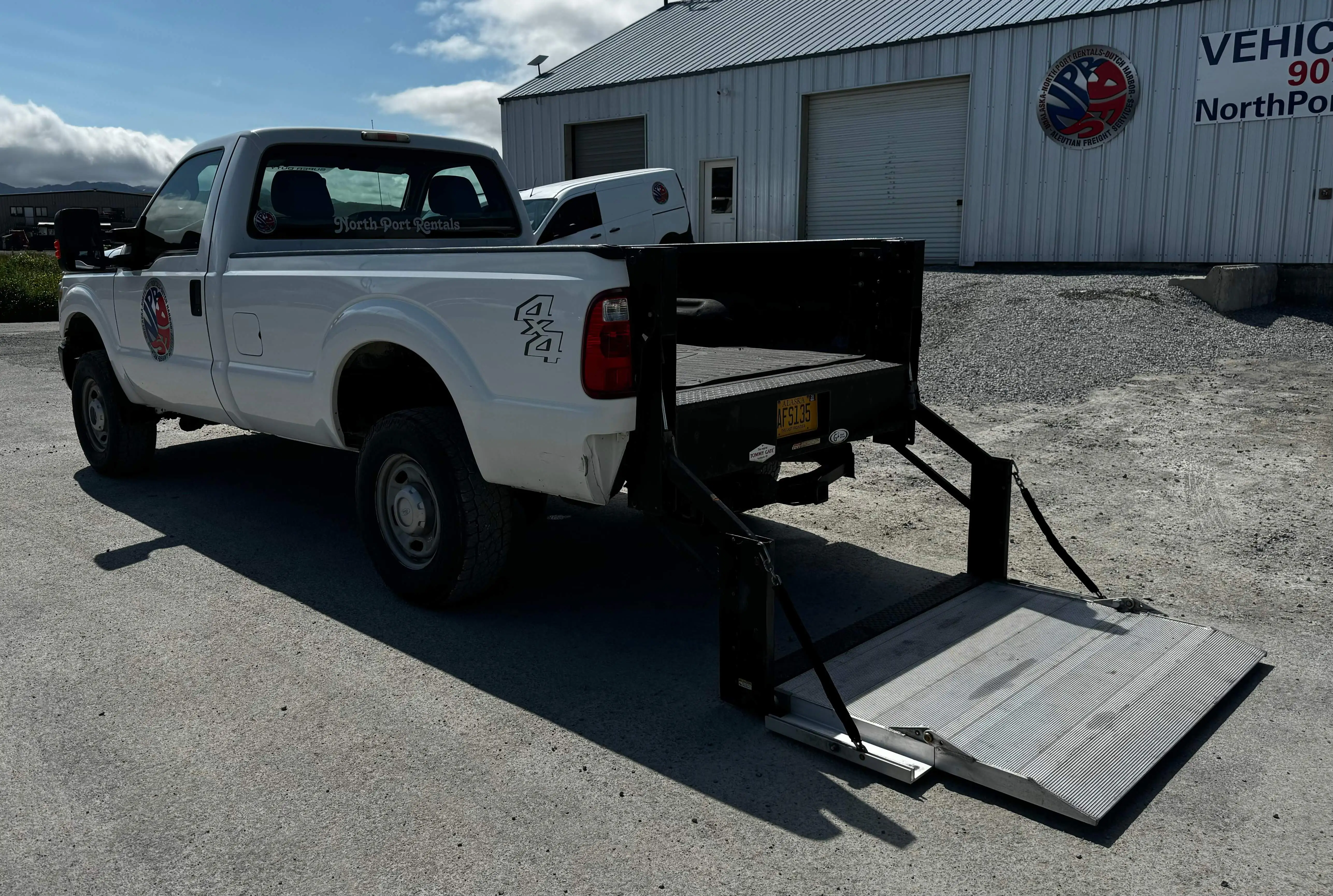 Regular Cab w/Lift Gate